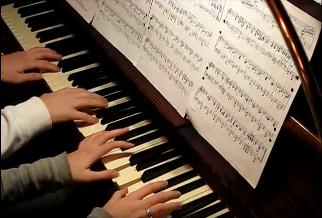 Les Plus Beaux Morceaux De Piano Triste Jouer du piano à deux c'est mieux